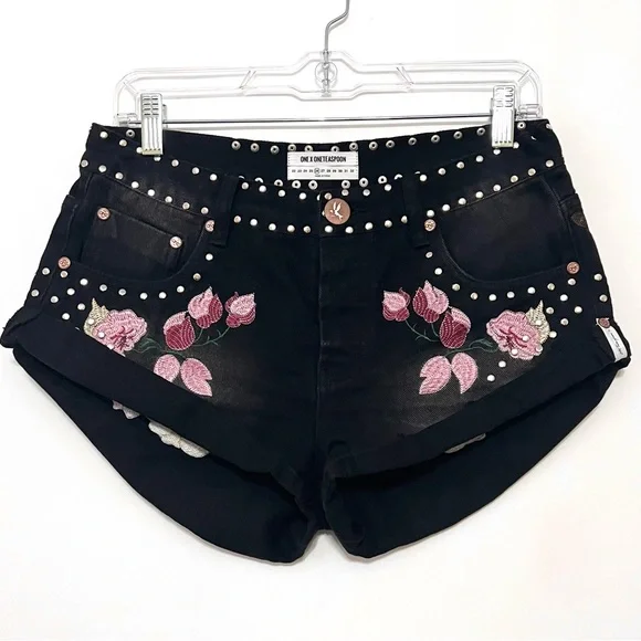One Teaspoon Bandits Low Rise Relaxed Black Denim Floral Embroidered Shorts 26 - Picture 1 of 11